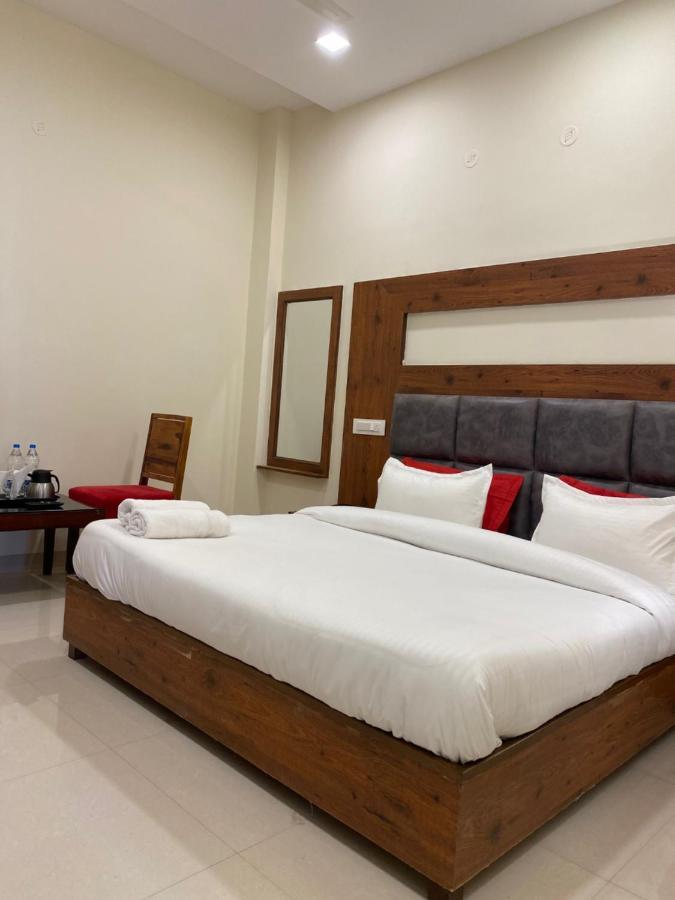 Hotel Woodlark Zirakpur - A Peaceful Stay エクステリア 写真