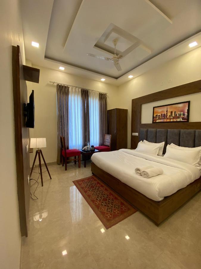 Hotel Woodlark Zirakpur - A Peaceful Stay エクステリア 写真