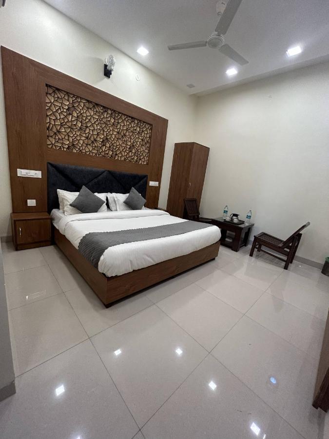 Hotel Woodlark Zirakpur - A Peaceful Stay エクステリア 写真
